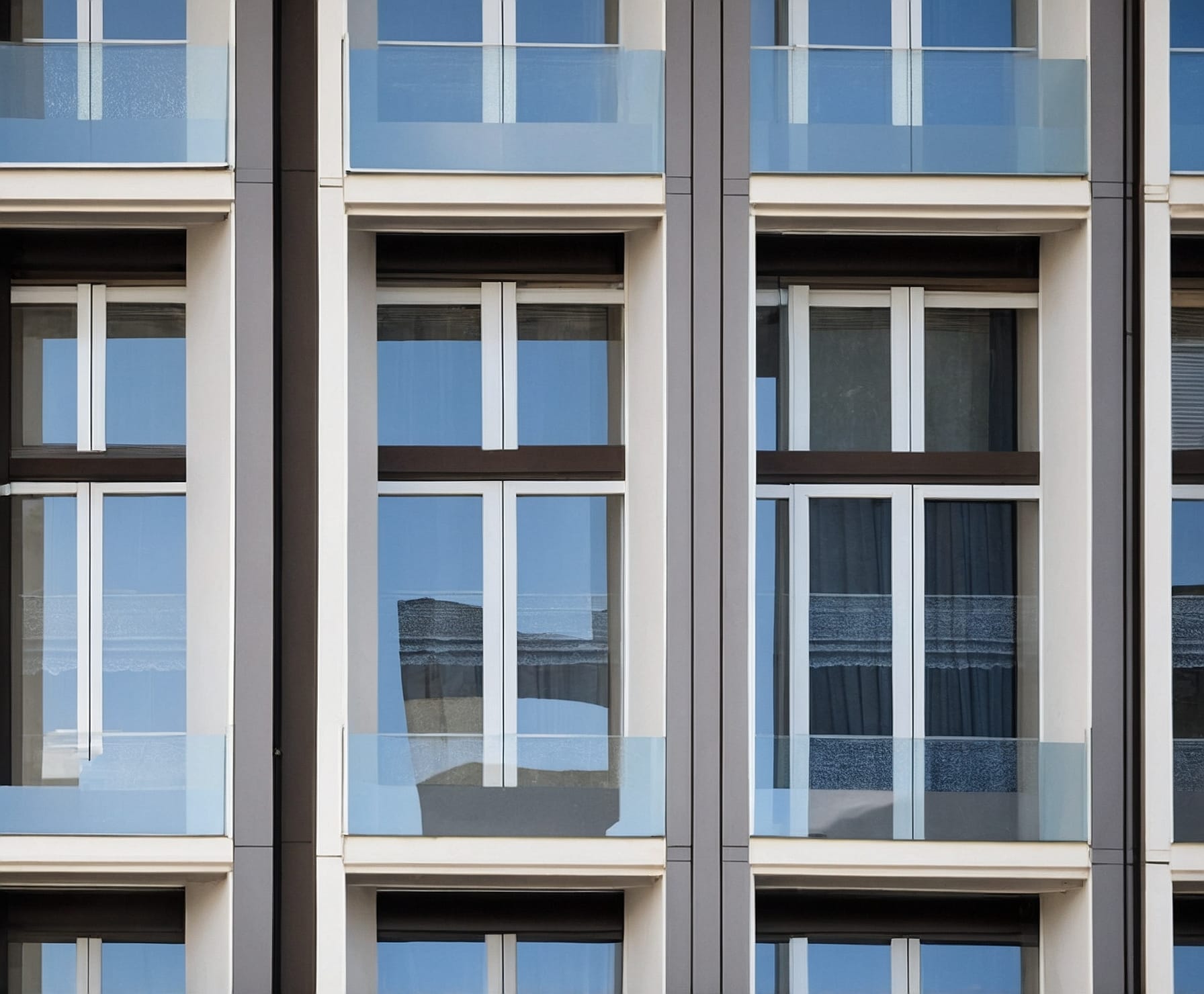 Ventanas PVC instaladas en edificio residencial.